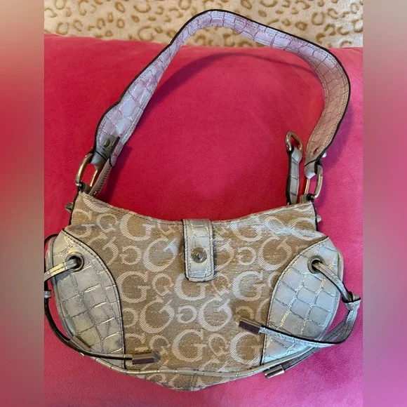 Guess Vintage Bag It features a beige logo and silver accents. - Picture 3 of 9